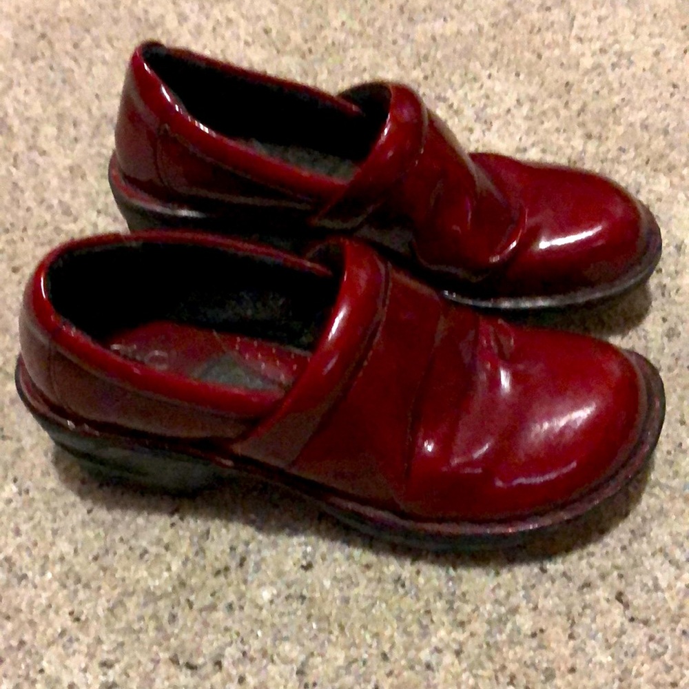 Red born nursing shoes